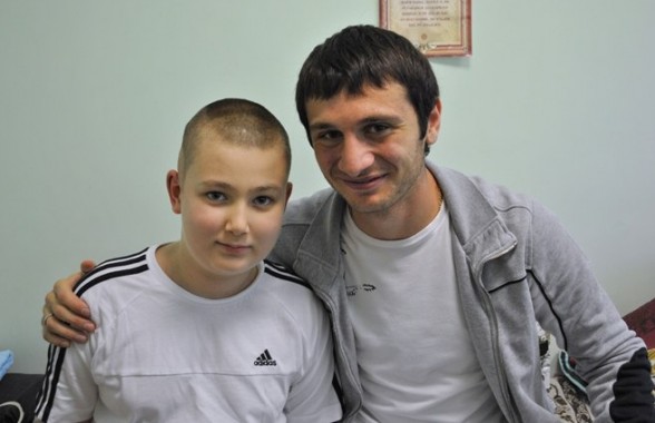 Алан Дзагоев навестил юного болельщика