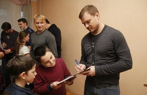 Игроки ПХК ЦСКА в «Теплом доме»